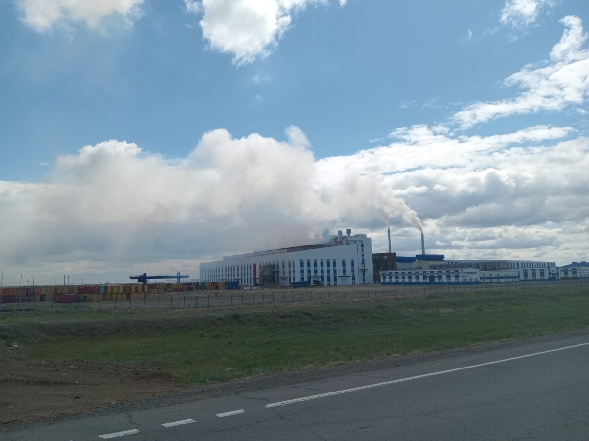 Дымит завод в Экибастузе